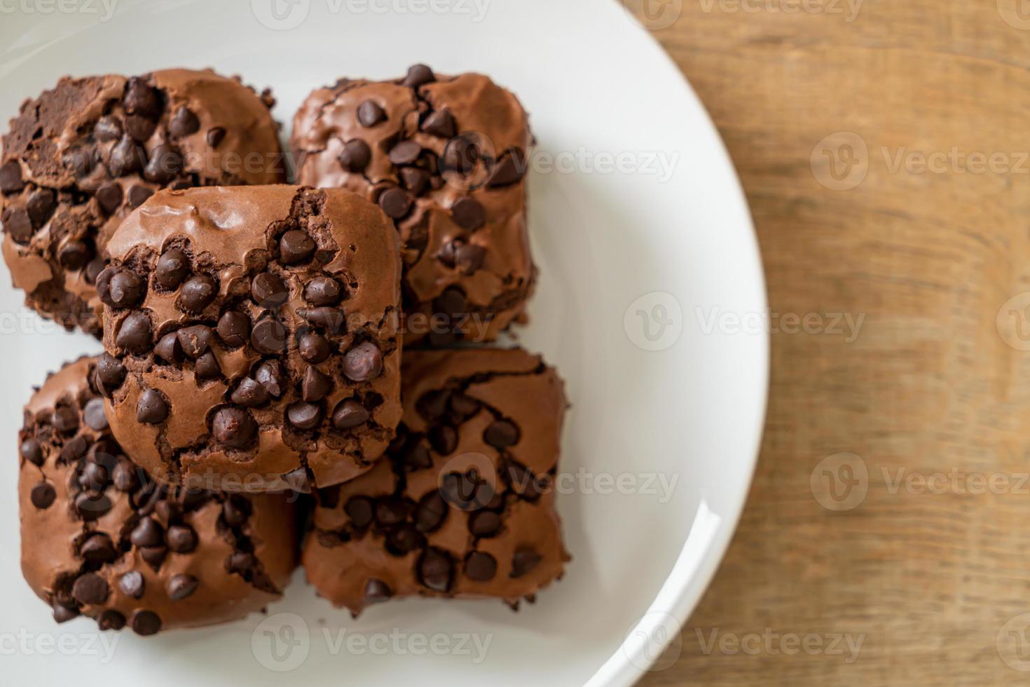 brownies de chocolate amargo com gotas de chocolate por cima foto