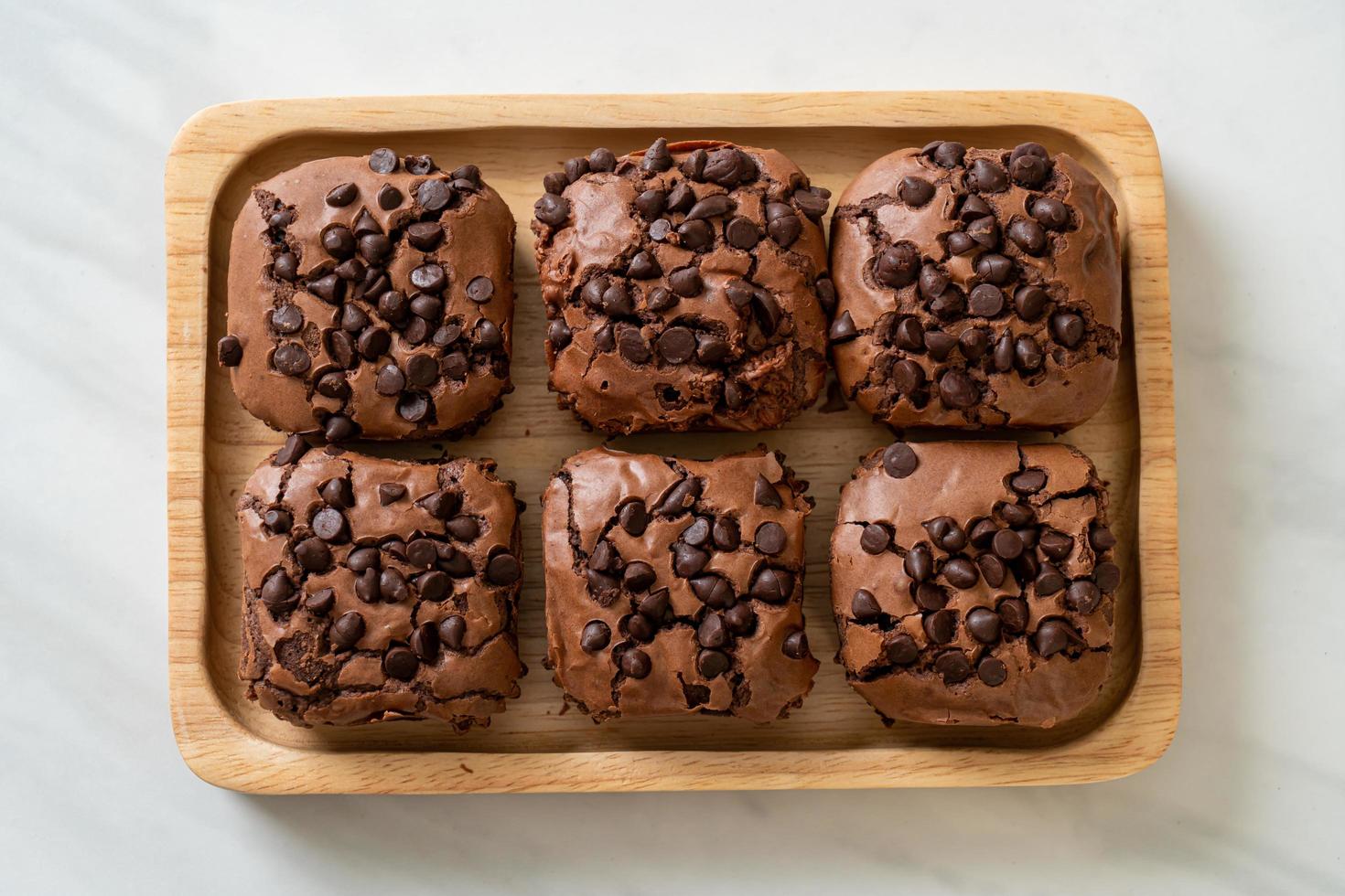 brownies de chocolate amargo com gotas de chocolate por cima foto