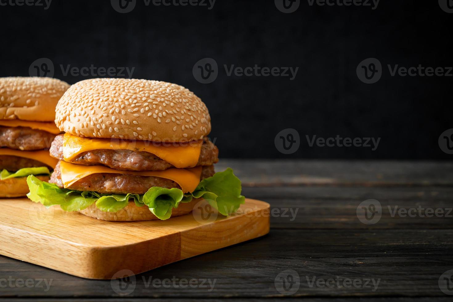 hambúrguer de porco ou hambúrguer de porco com queijo na placa de madeira foto