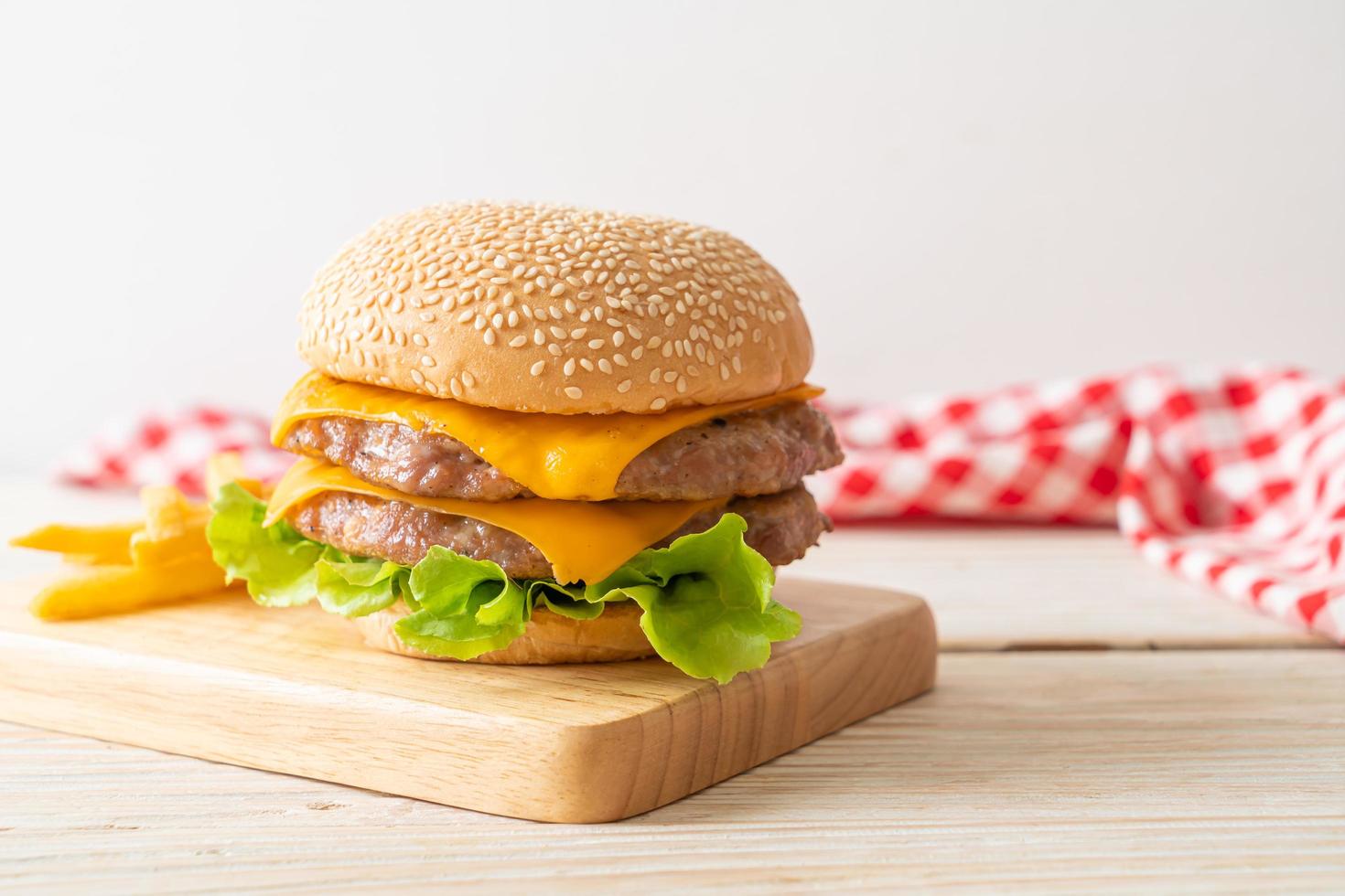 hambúrguer de porco ou hambúrguer de porco com queijo e batatas fritas foto