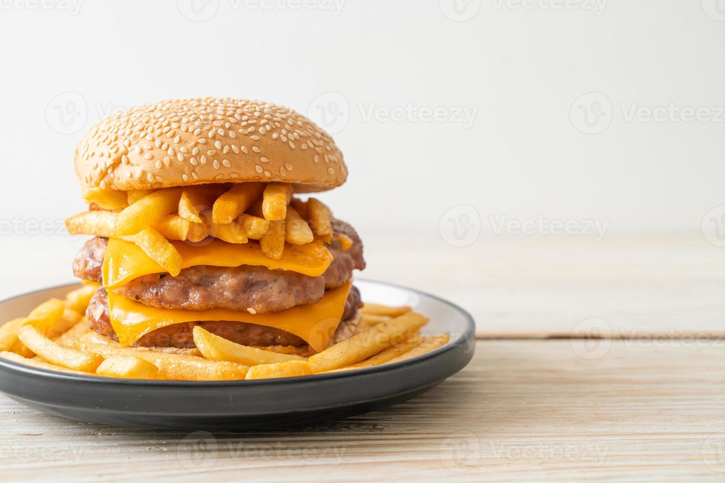 hambúrguer de porco ou hambúrguer de porco com queijo e batatas fritas foto