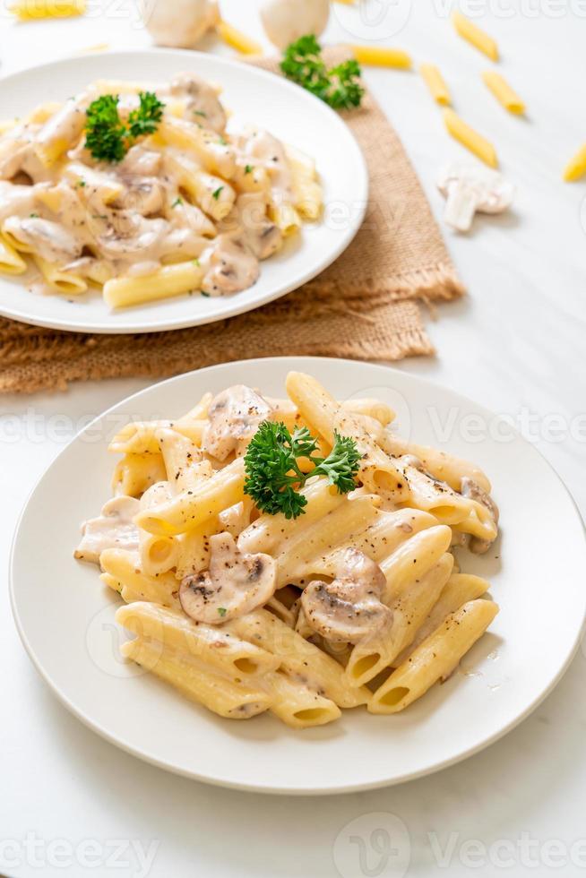 Macarrão Penne Molho de Creme Carbonara com Cogumelos - Comida Italiana foto