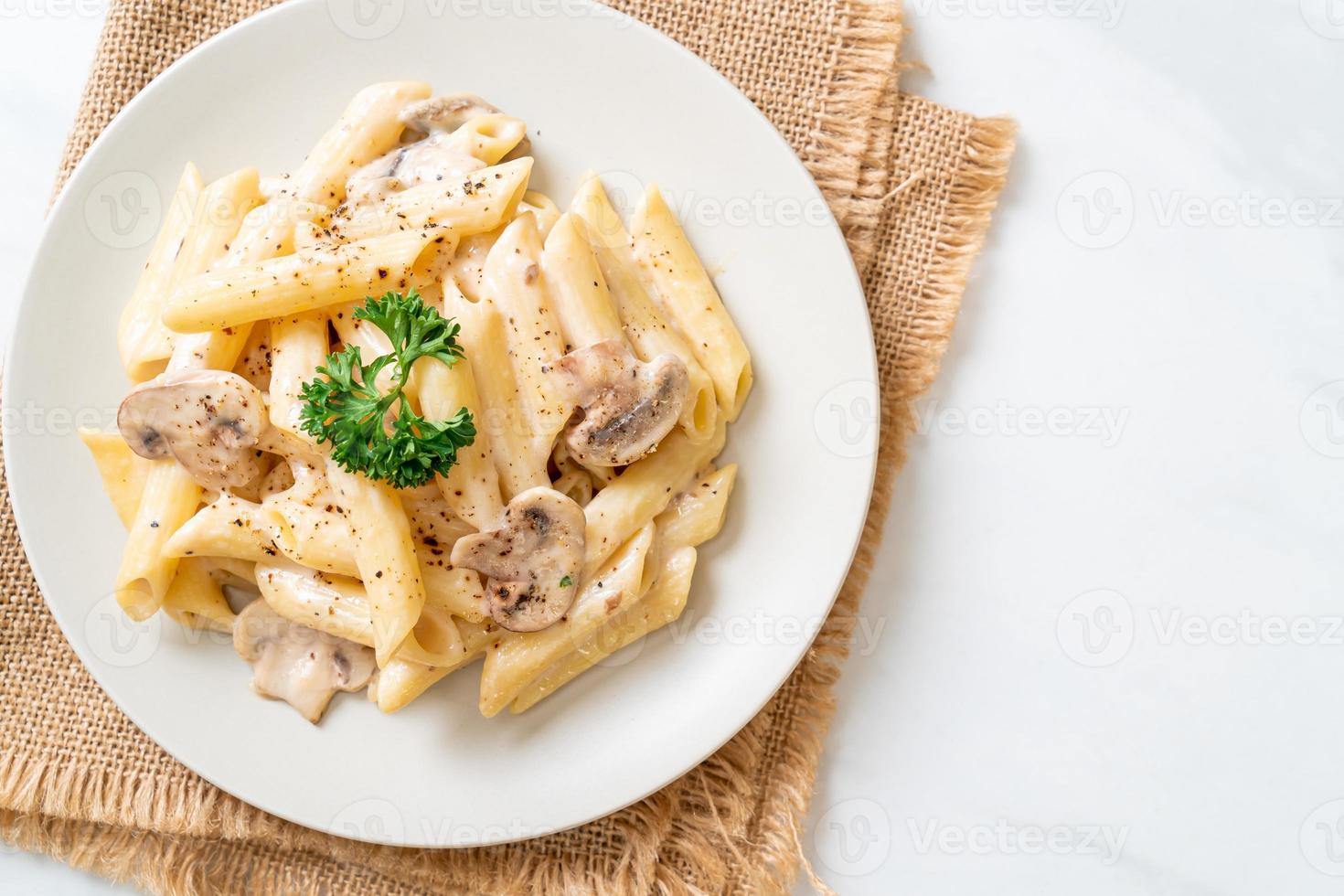 Macarrão Penne Molho de Creme Carbonara com Cogumelos - Comida Italiana foto