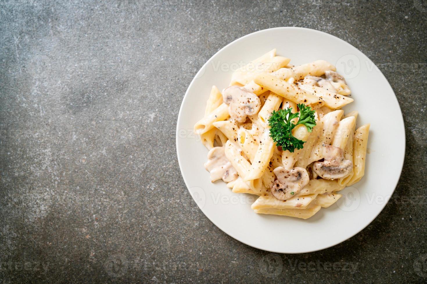 Macarrão Penne Molho de Creme Carbonara com Cogumelos - Comida Italiana foto