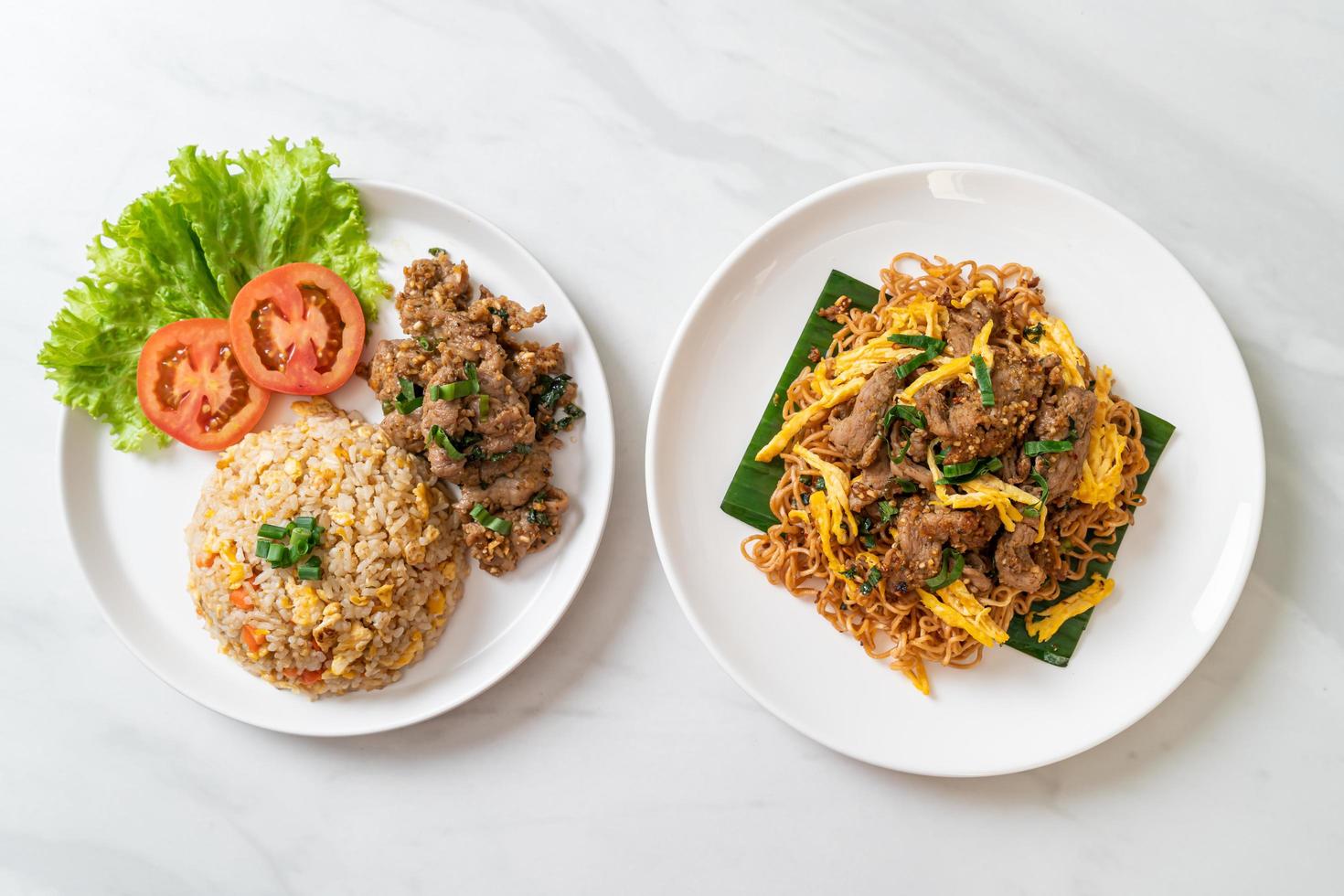 arroz frito com carne de porco grelhada e macarrão instantâneo frito com carne de porco - comida asiática foto