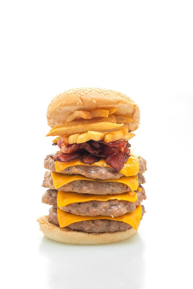 hambúrguer de porco ou hambúrguer de porco com queijo, bacon e batatas fritas isoladas no fundo branco foto