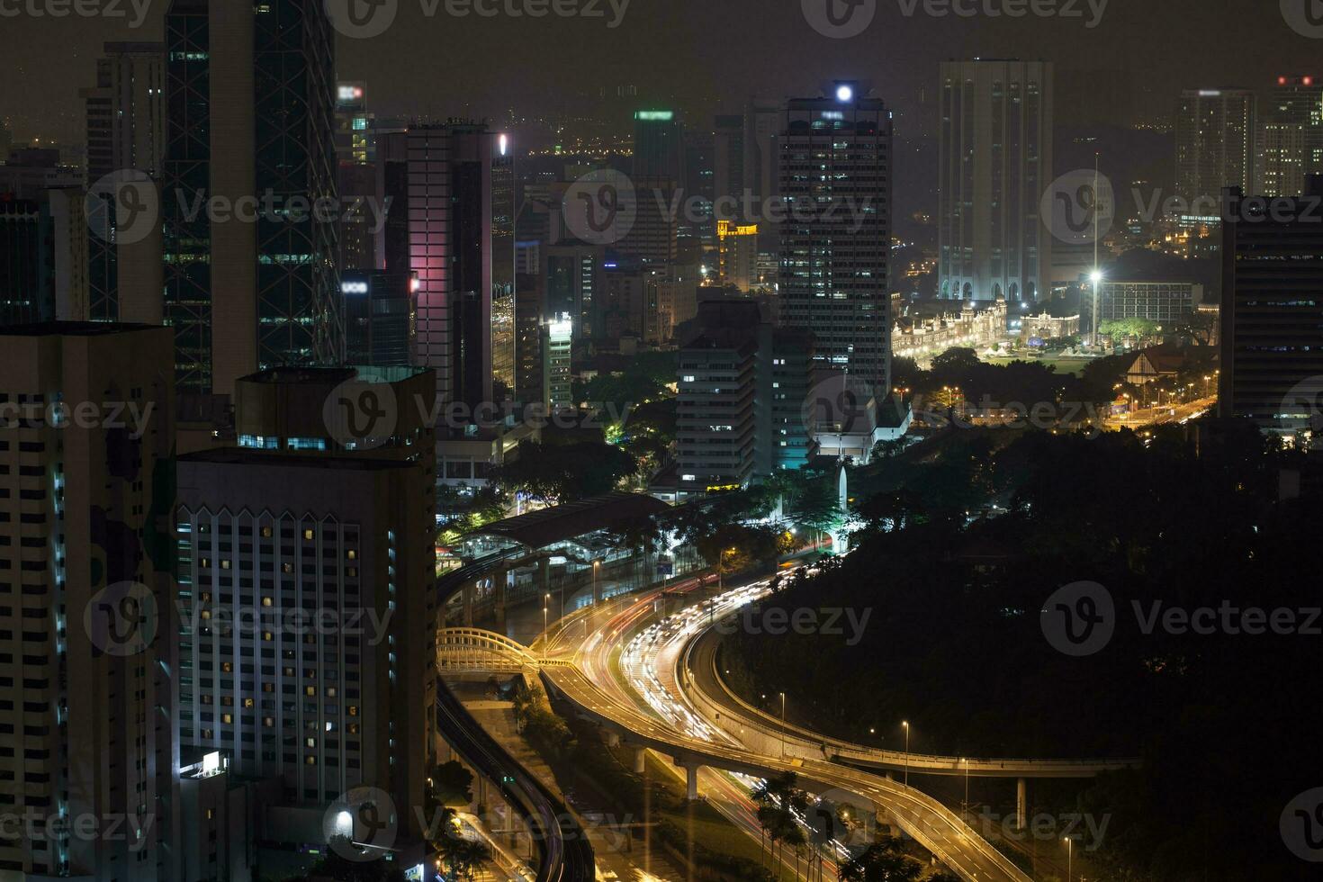 noite transporte tráfego dentro Kuala Lumpur, Malásia foto
