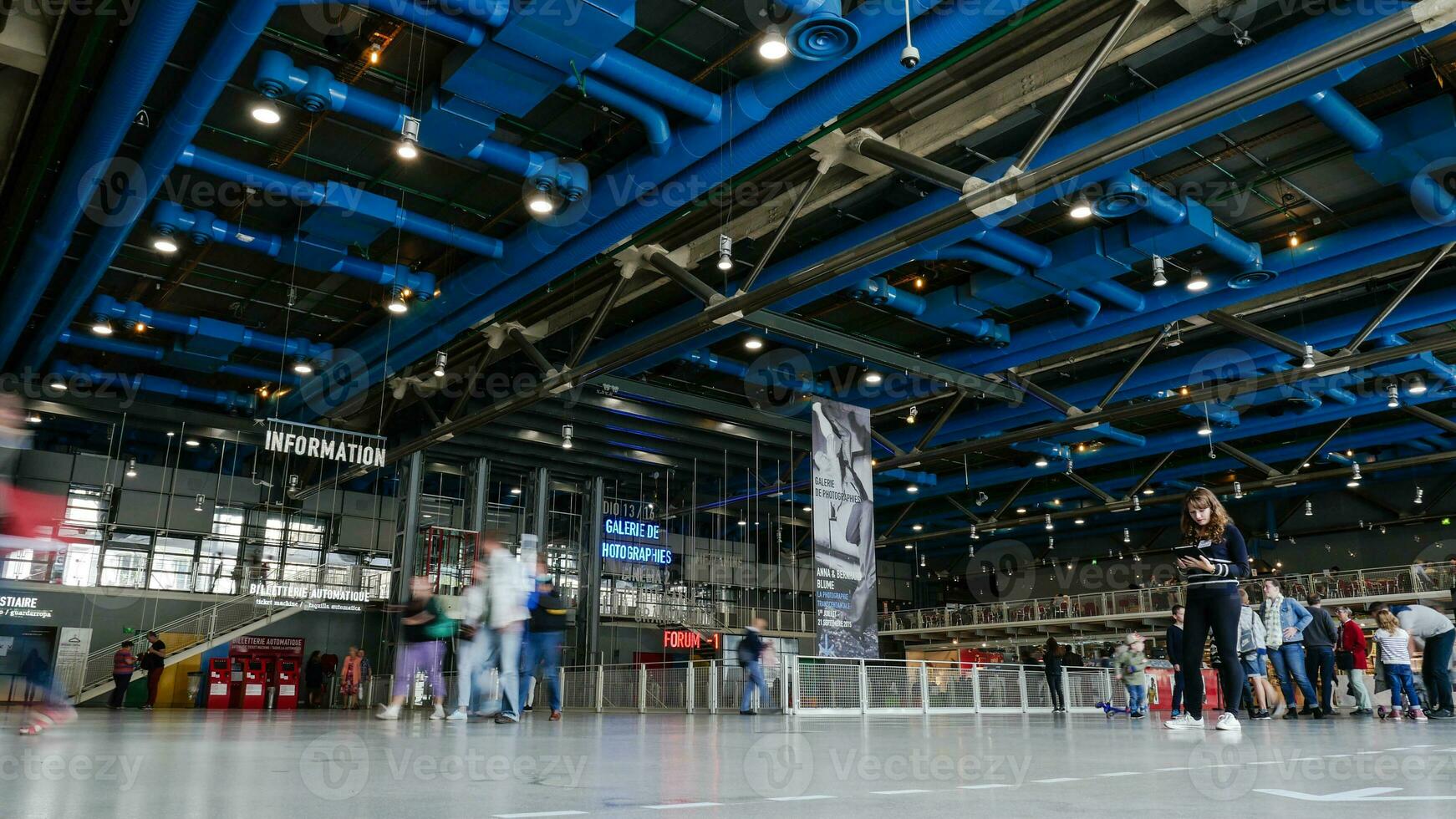 visitantes caminhando dentro a georges pompidou Centro foto