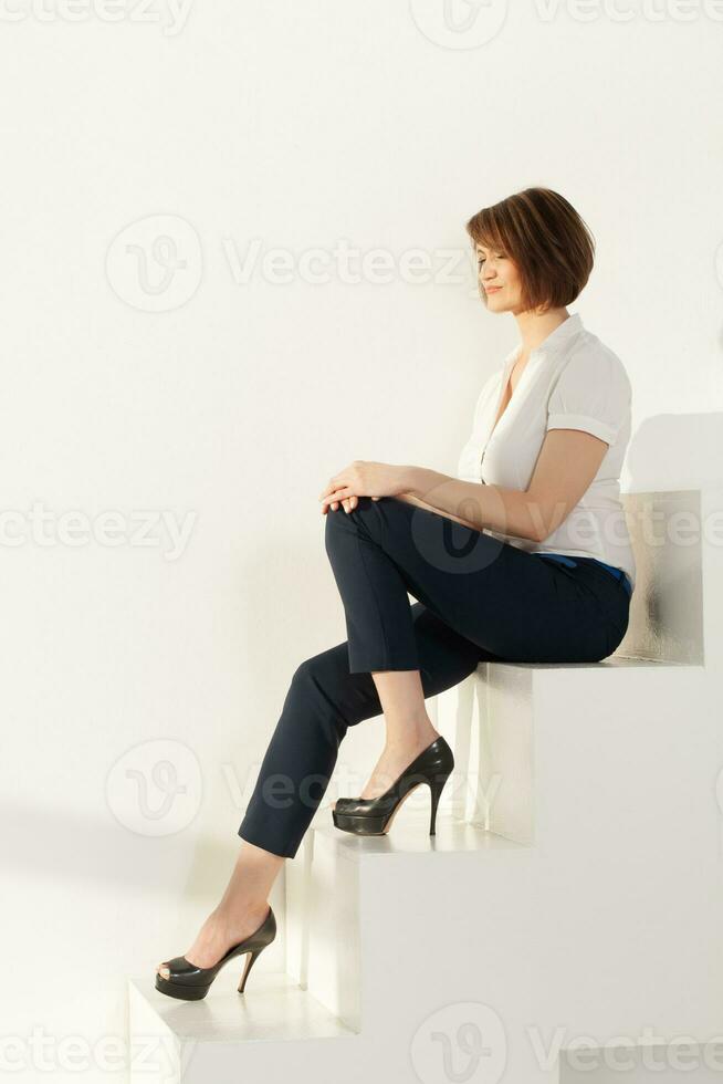 relaxado empresária sentado em escadas com olhos fechadas foto