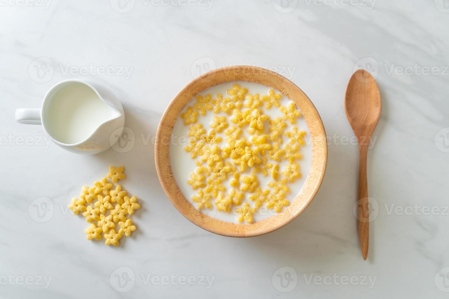 cereais integrais com leite fresco no café da manhã foto