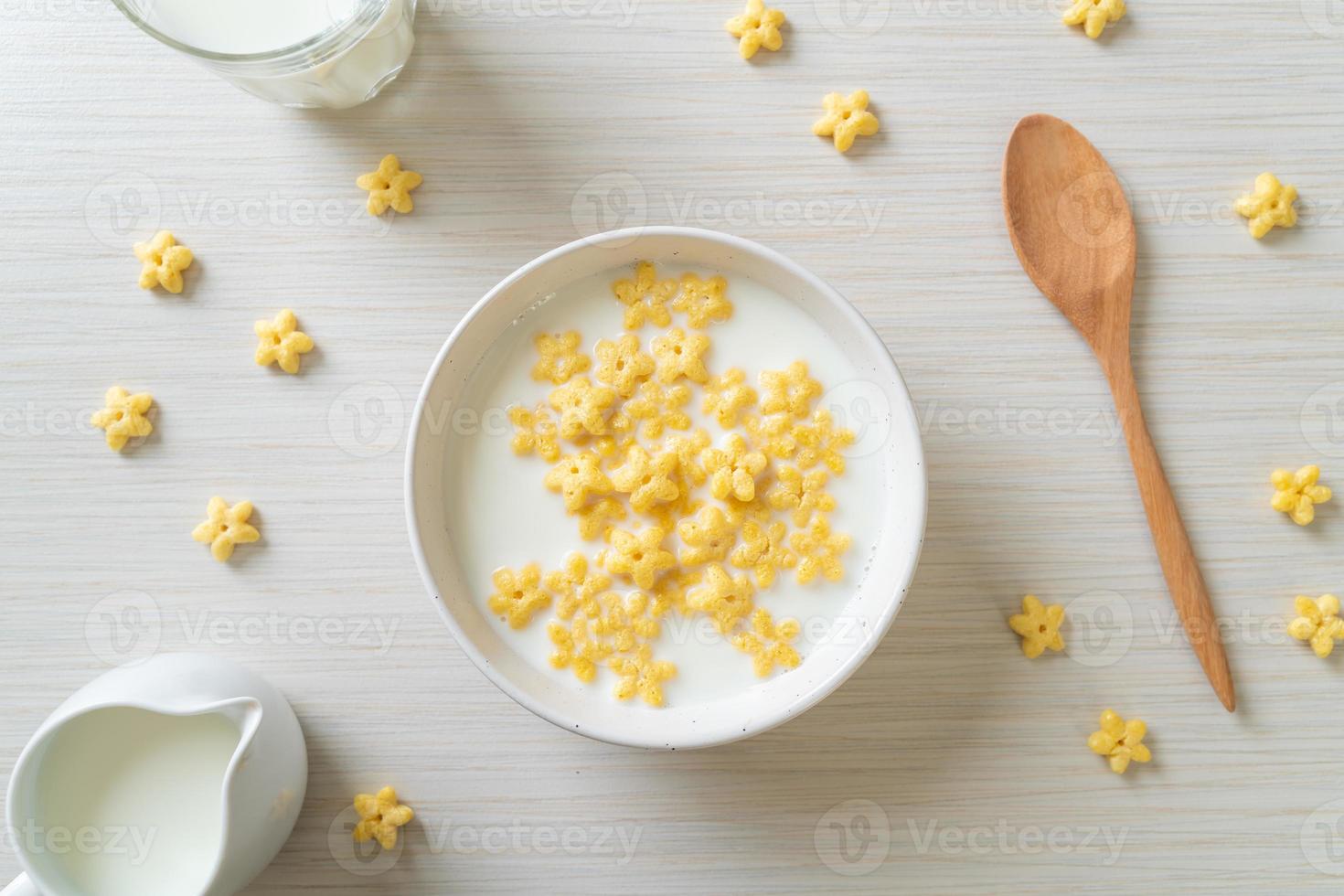 cereais integrais com leite fresco no café da manhã foto