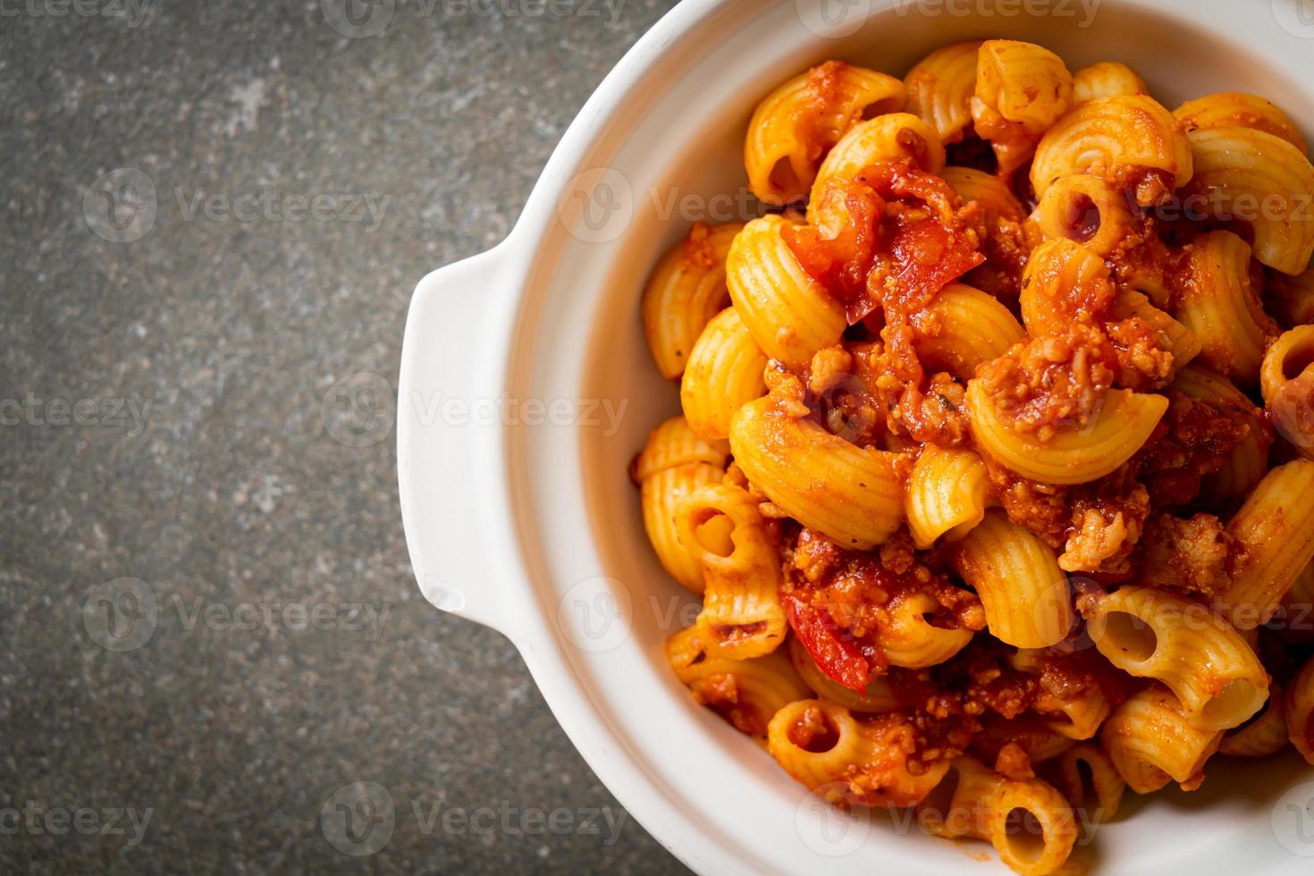 macarrão com molho de tomate e carne de porco picada, chop suey americano, goulash americano foto