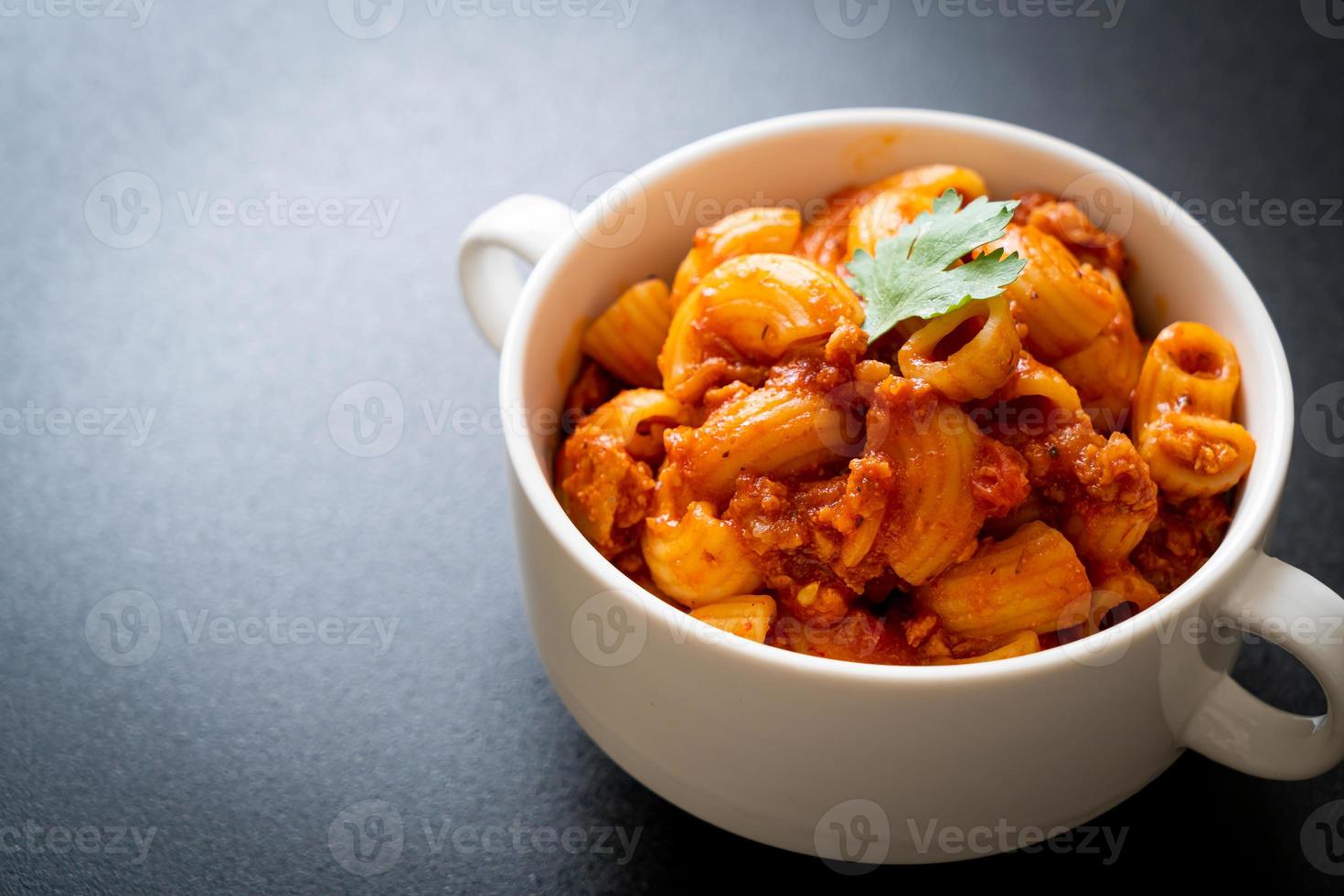 macarrão com molho de tomate e carne de porco picada, chop suey americano, goulash americano foto