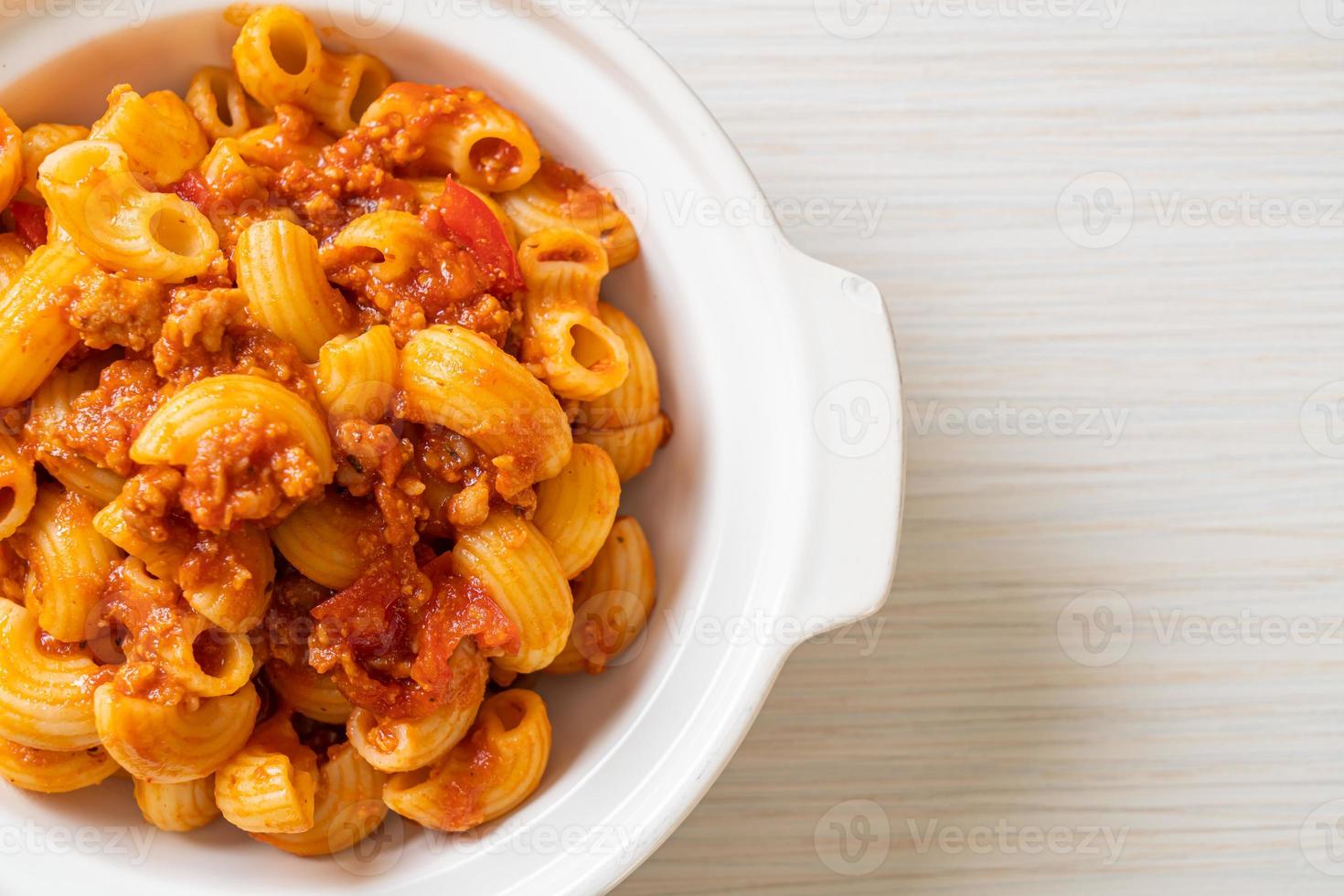 macarrão com molho de tomate e carne de porco picada, chop suey americano, goulash americano foto