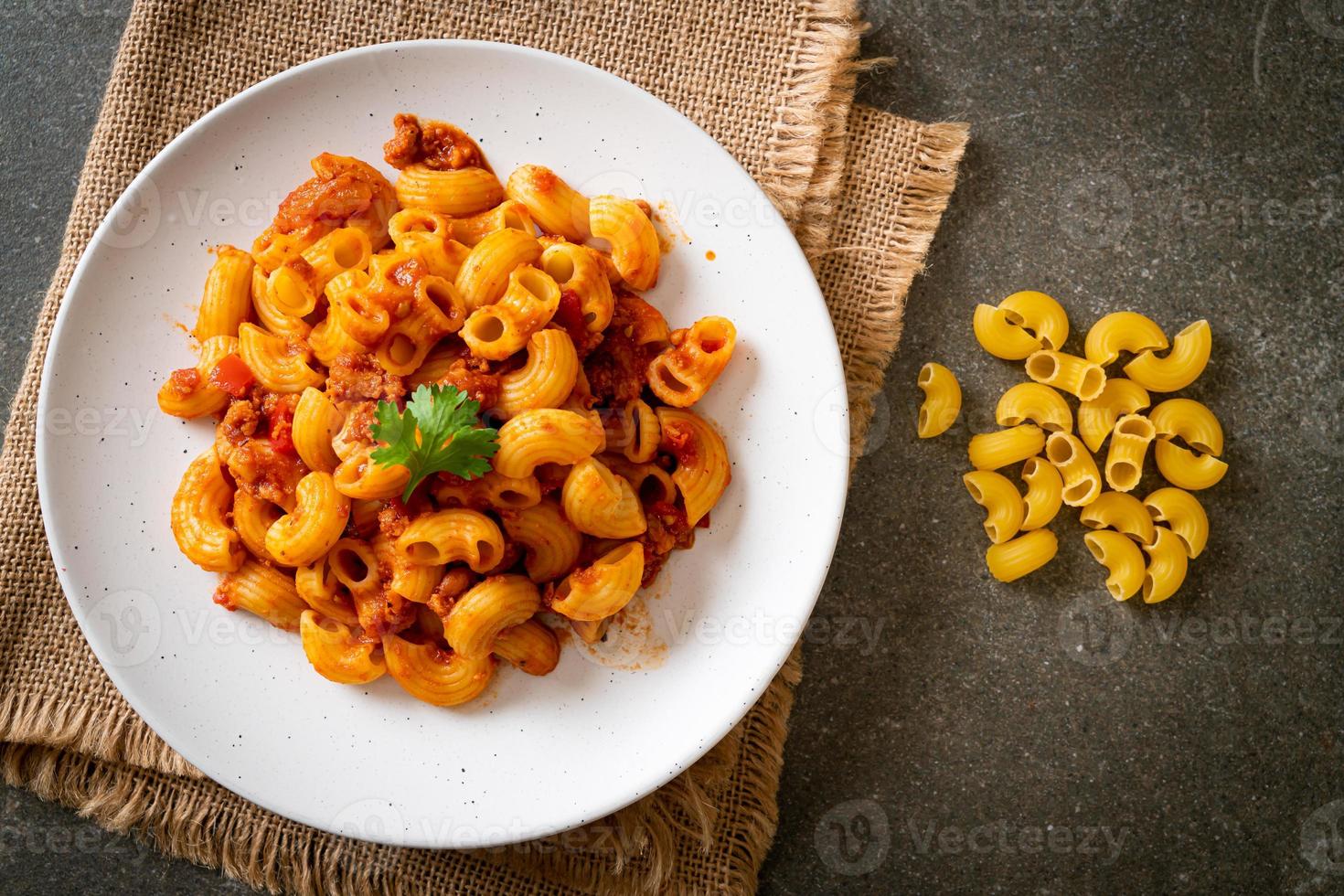 macarrão com molho de tomate e carne de porco picada, chop suey americano, goulash americano foto