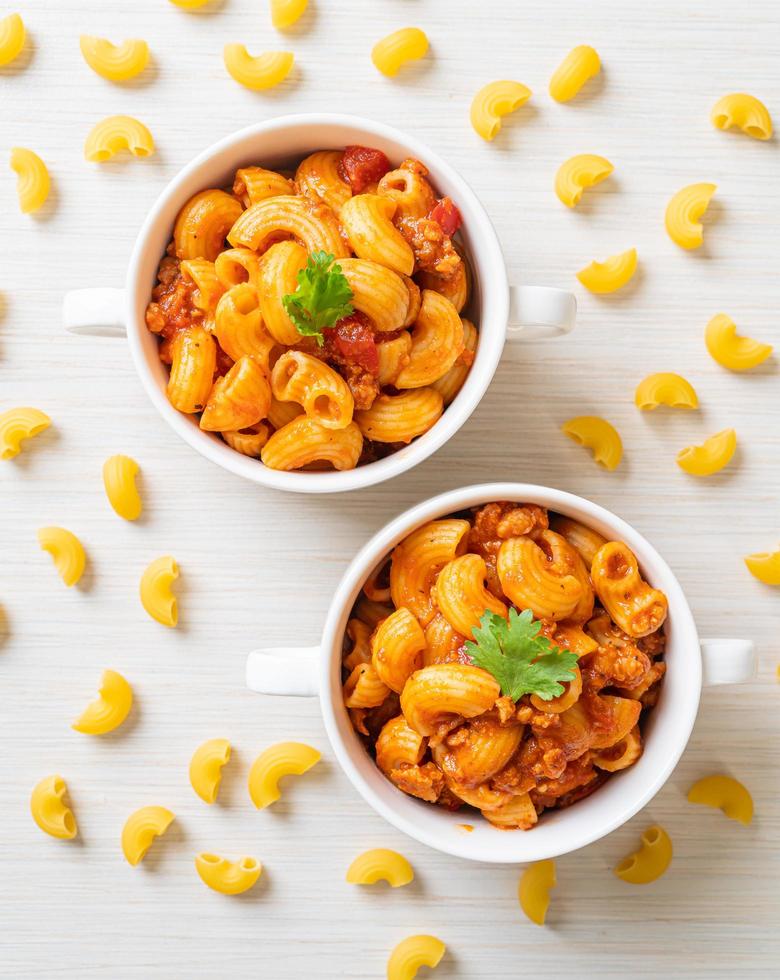 macarrão com molho de tomate e carne de porco picada, chop suey americano, goulash americano foto