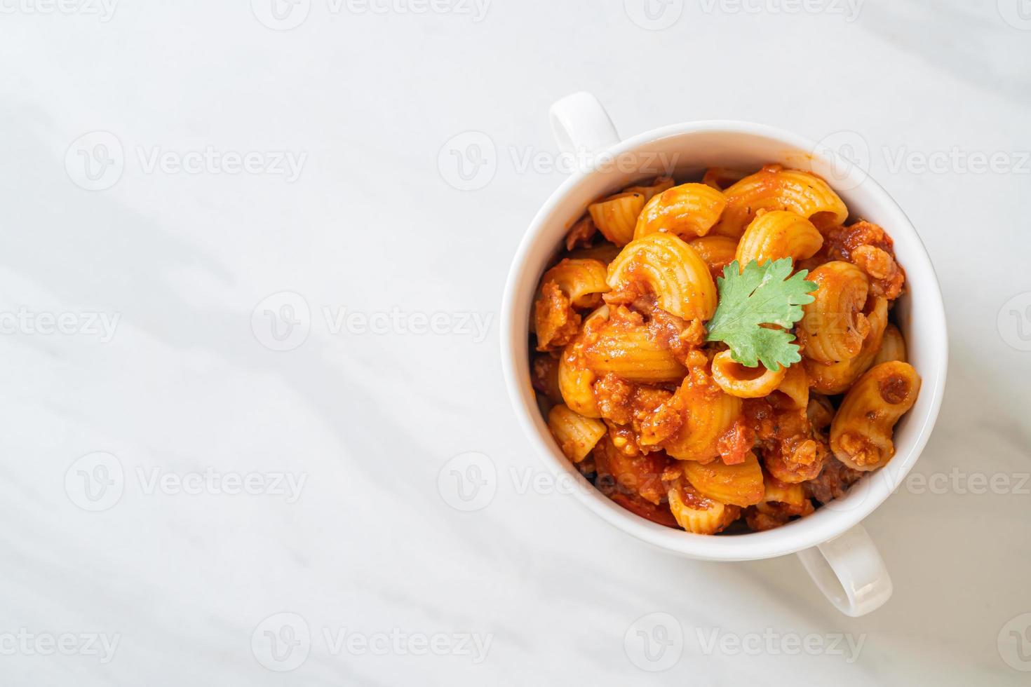 macarrão com molho de tomate e carne de porco picada, chop suey americano, goulash americano foto