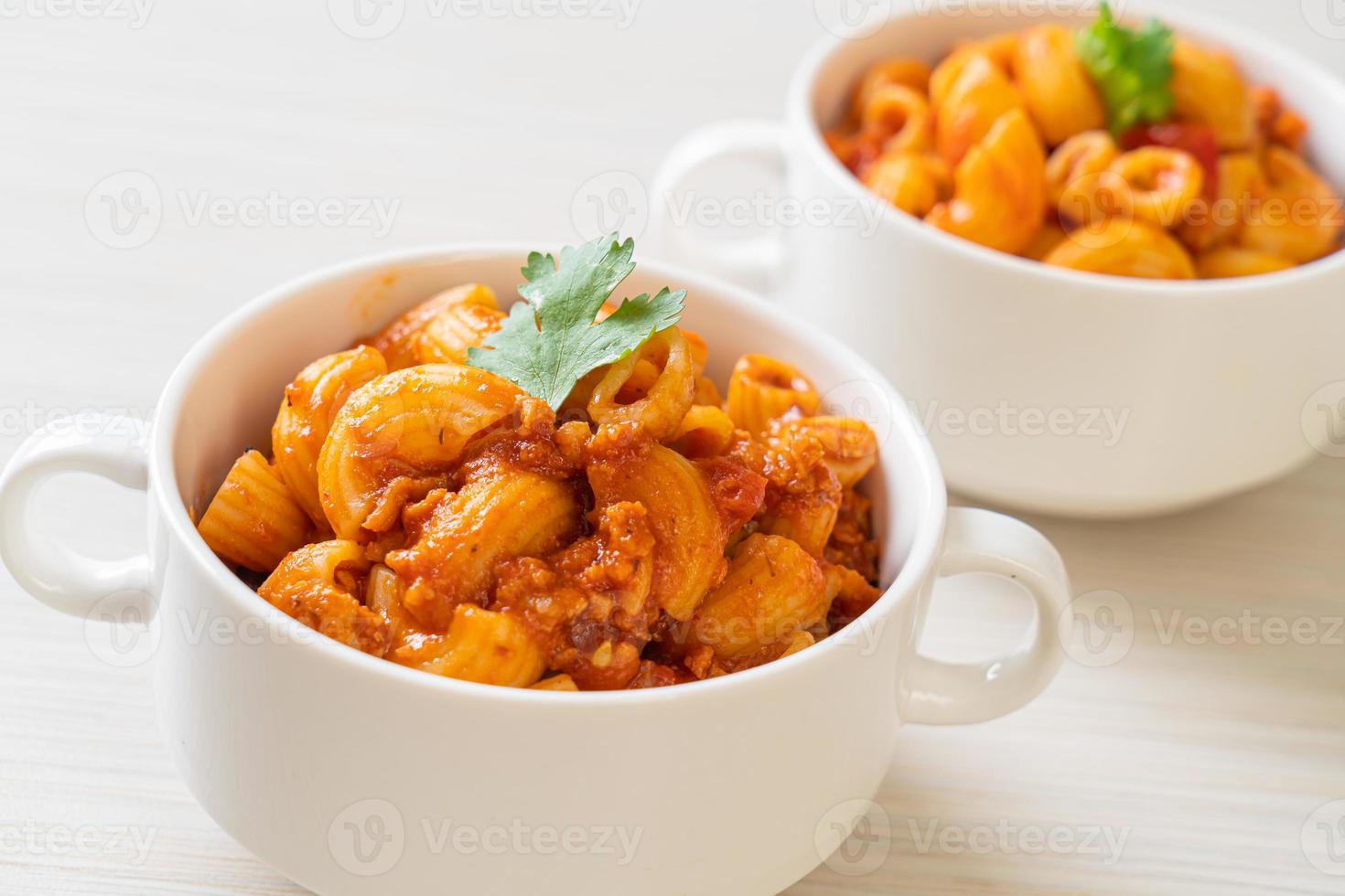 macarrão com molho de tomate e carne de porco picada, chop suey americano, goulash americano foto