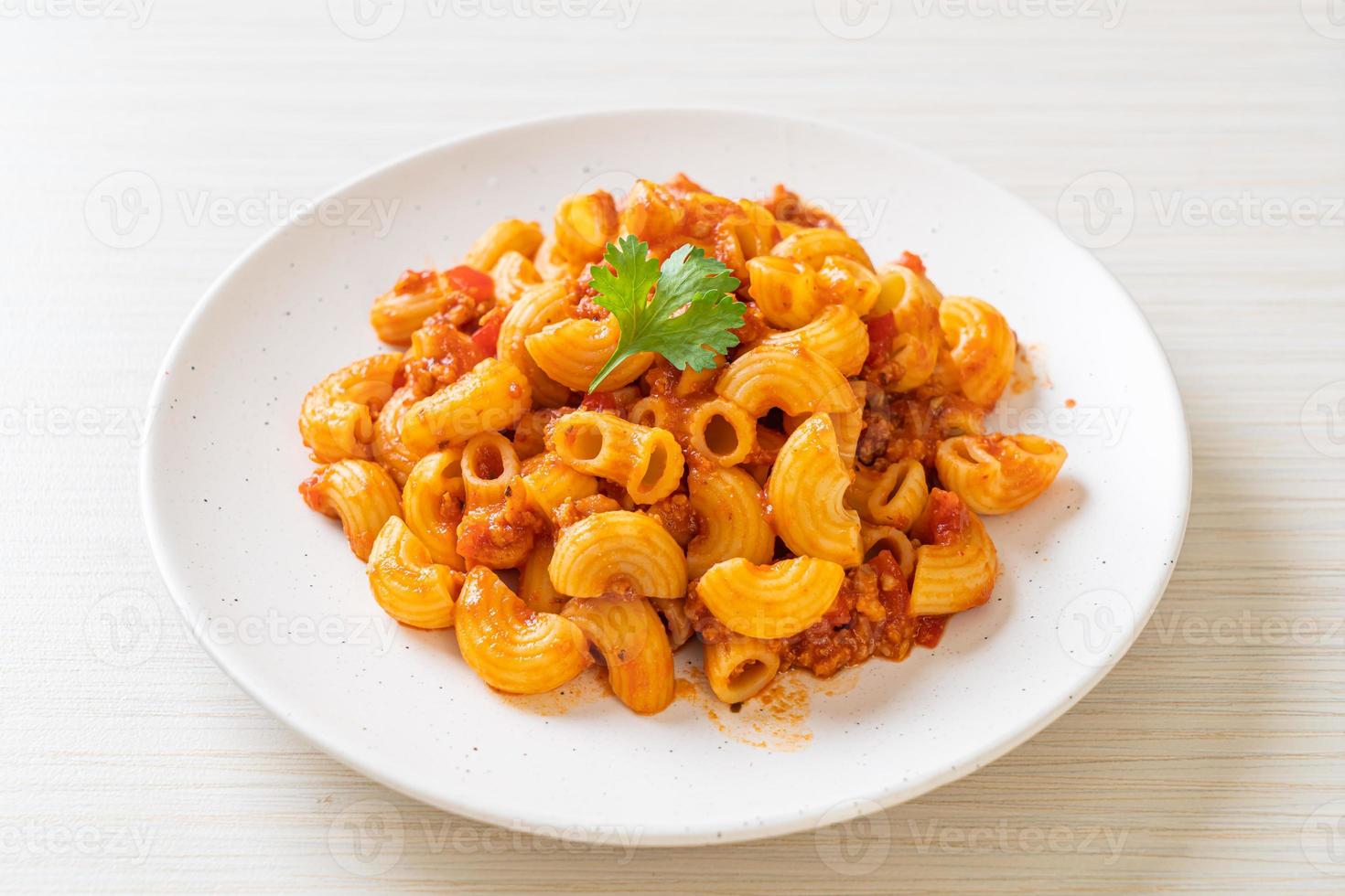 macarrão com molho de tomate e carne de porco picada, chop suey americano, goulash americano foto