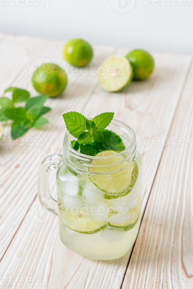 refrigerante de lima gelado com menta - bebida refrescante foto