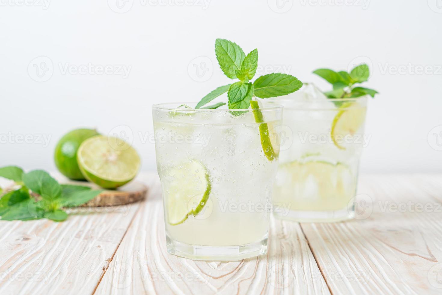 refrigerante de lima gelado com menta - bebida refrescante foto