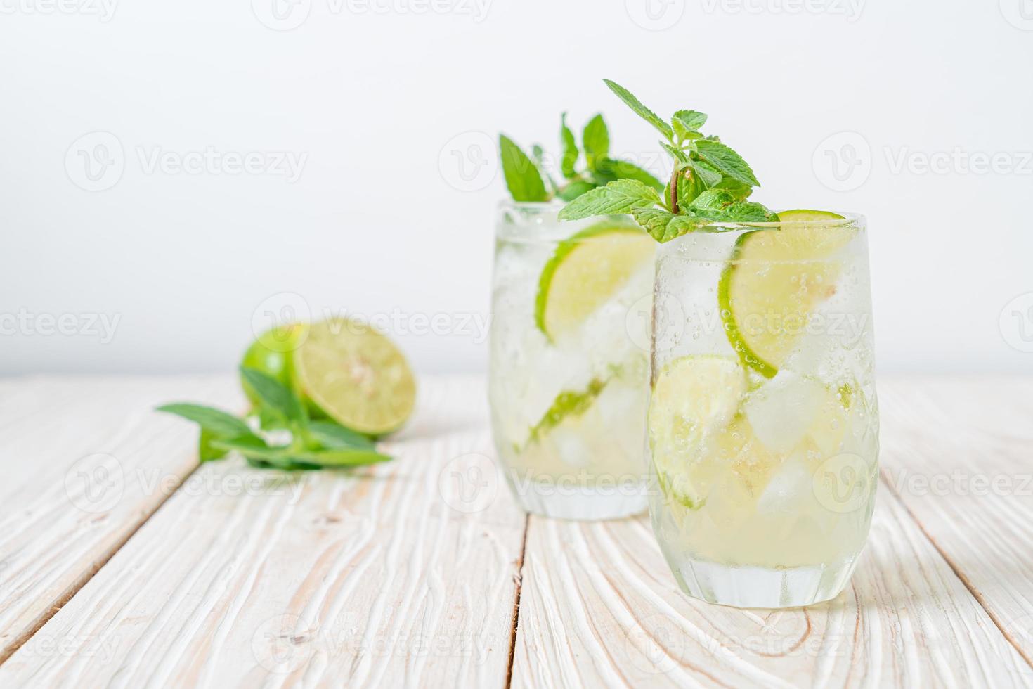 refrigerante de lima gelado com menta - bebida refrescante foto