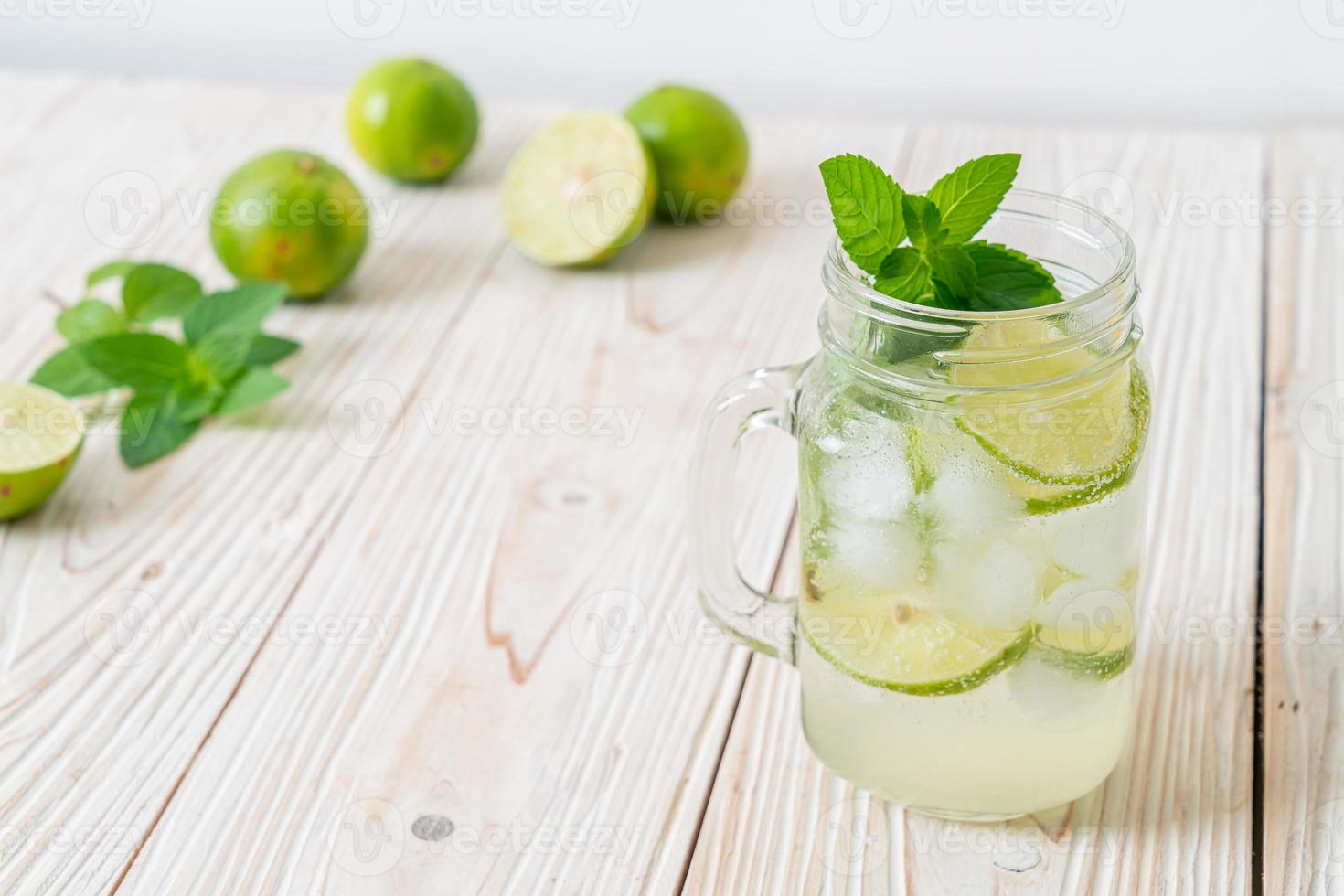 refrigerante de lima gelado com menta - bebida refrescante foto