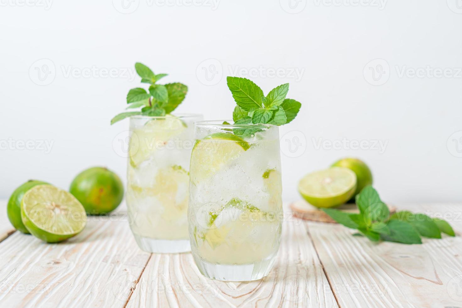 refrigerante de lima gelado com menta - bebida refrescante foto