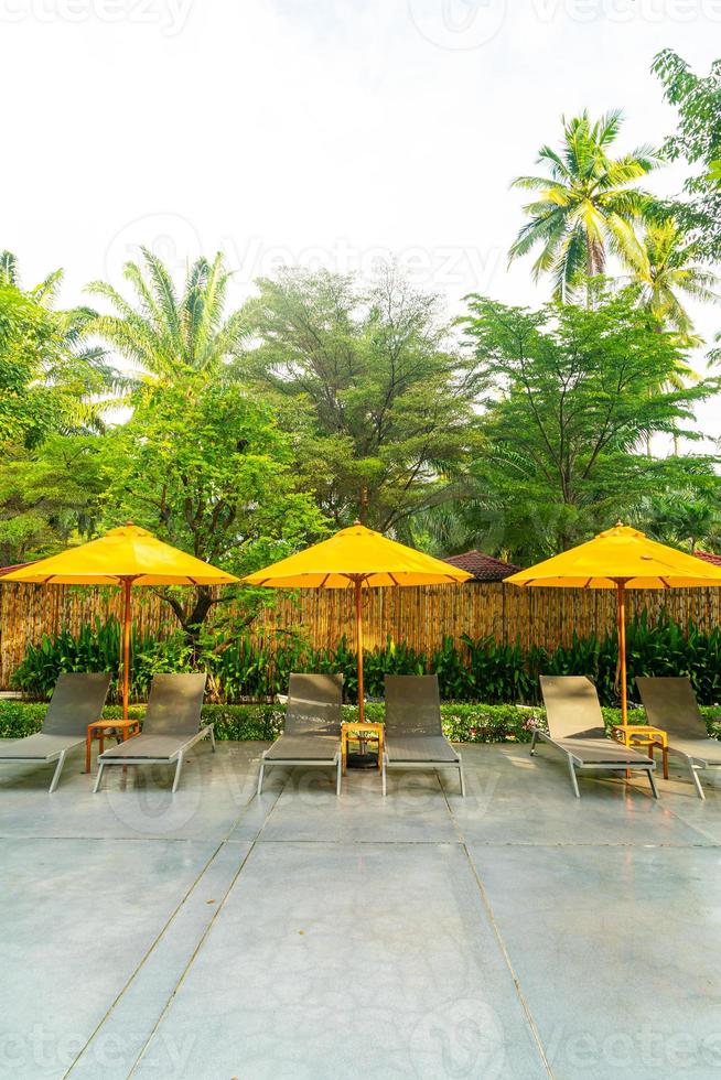 decoração de guarda-sol e cama de piscina ao redor da piscina em hotel resort foto