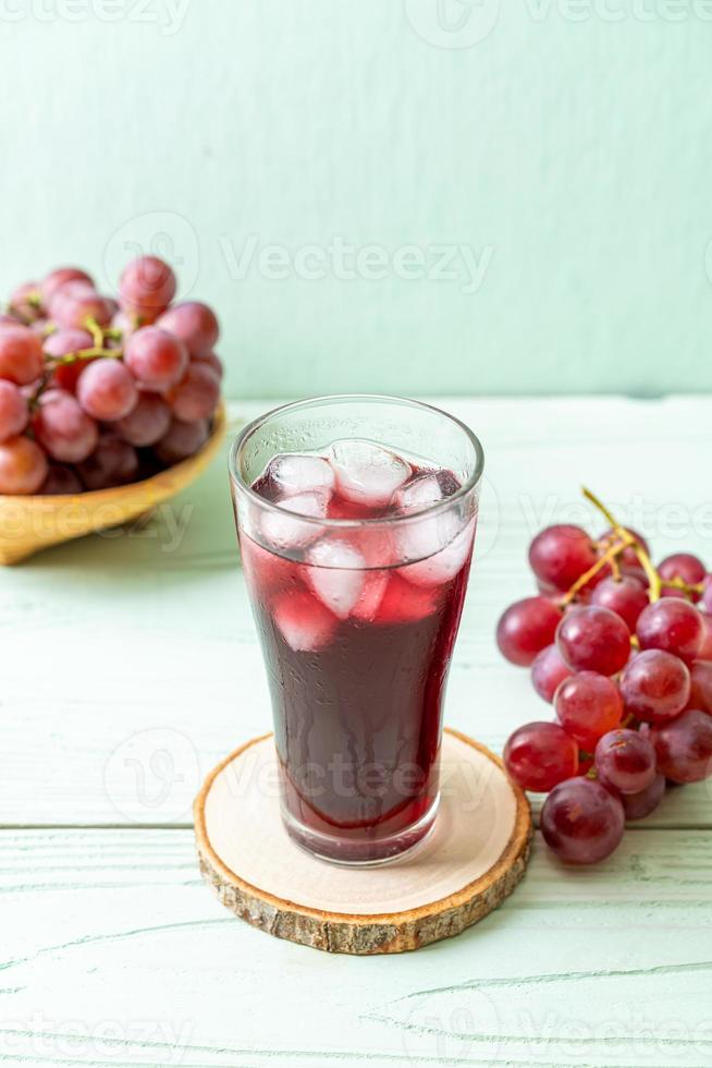 suco de uva fresco em fundo de madeira foto