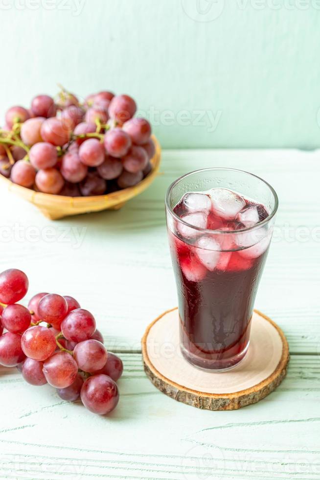 suco de uva fresco em fundo de madeira foto