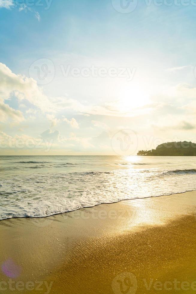 mar de praia linda e vazia ao amanhecer ou pôr do sol foto