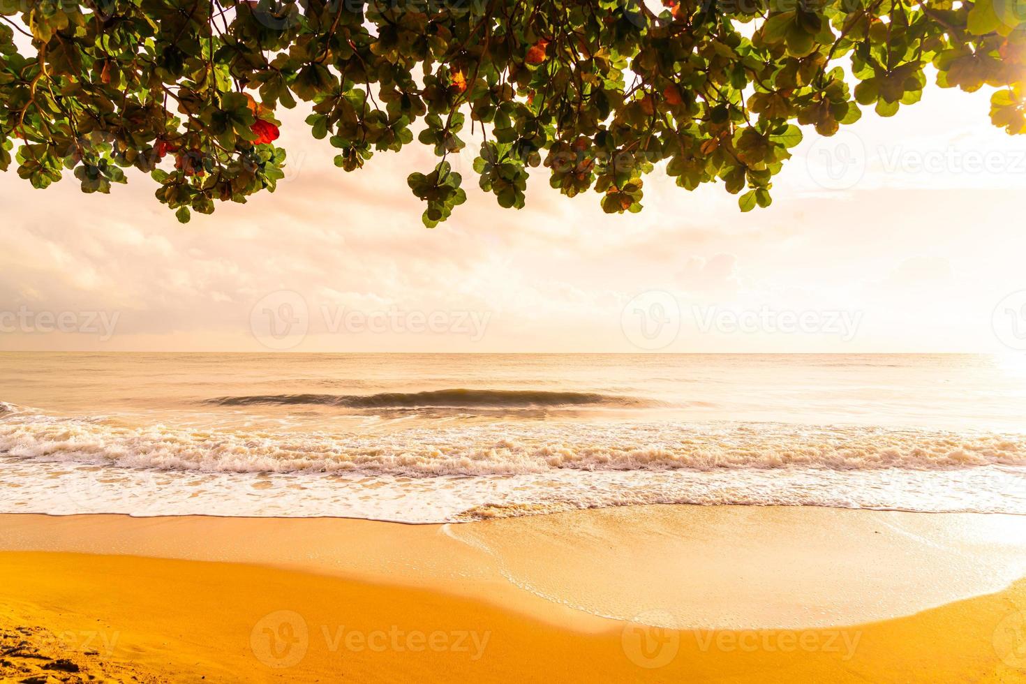 mar de praia linda e vazia ao amanhecer ou pôr do sol foto