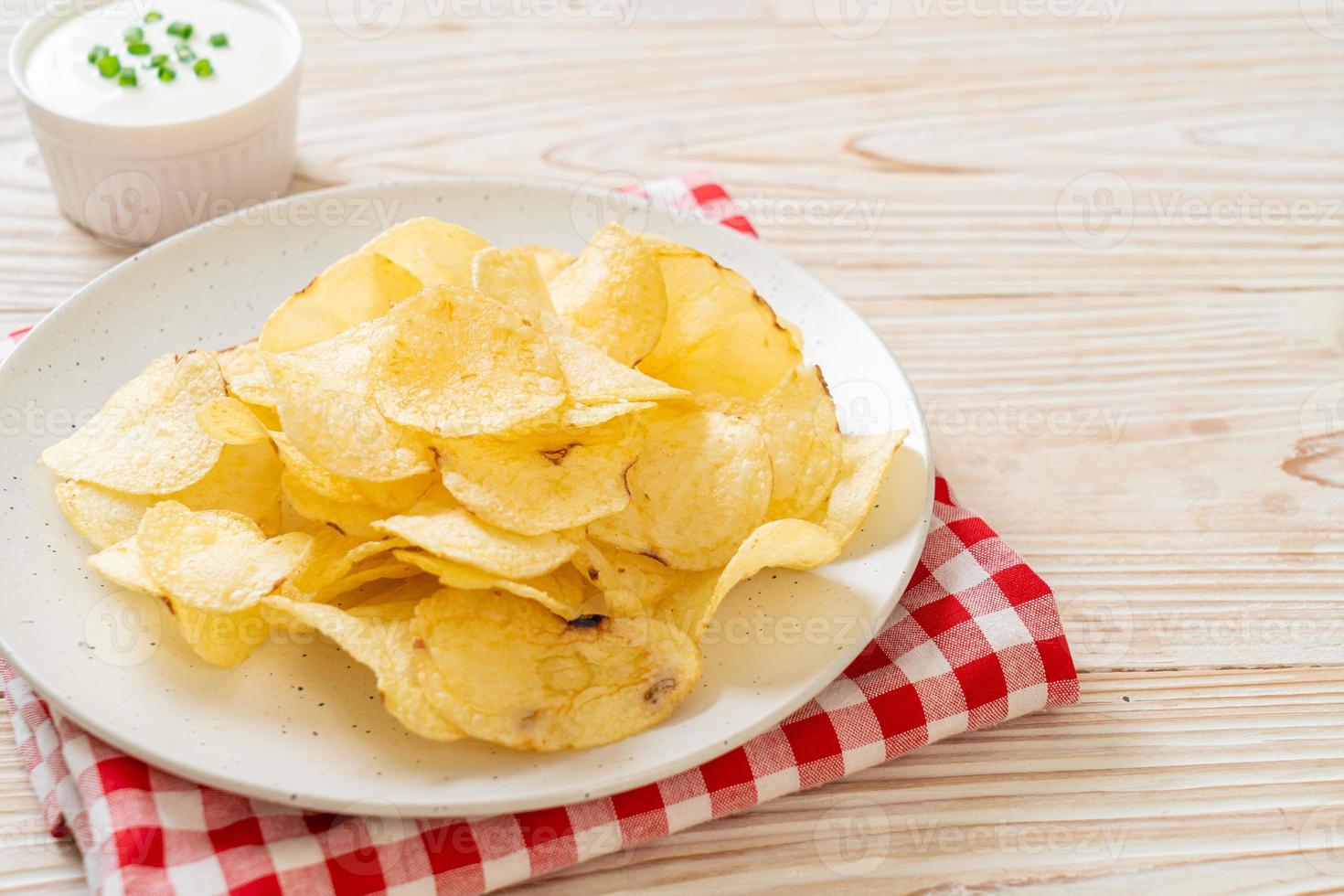 batata frita com molho de creme azedo foto