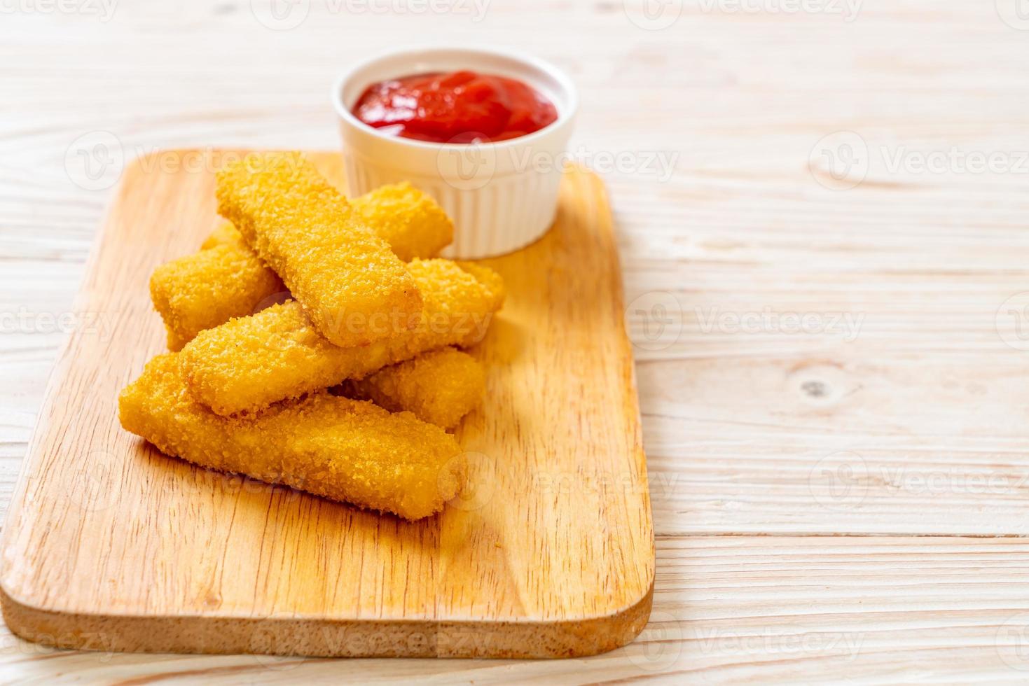 dedos crocantes de peixe frito com ketchup foto