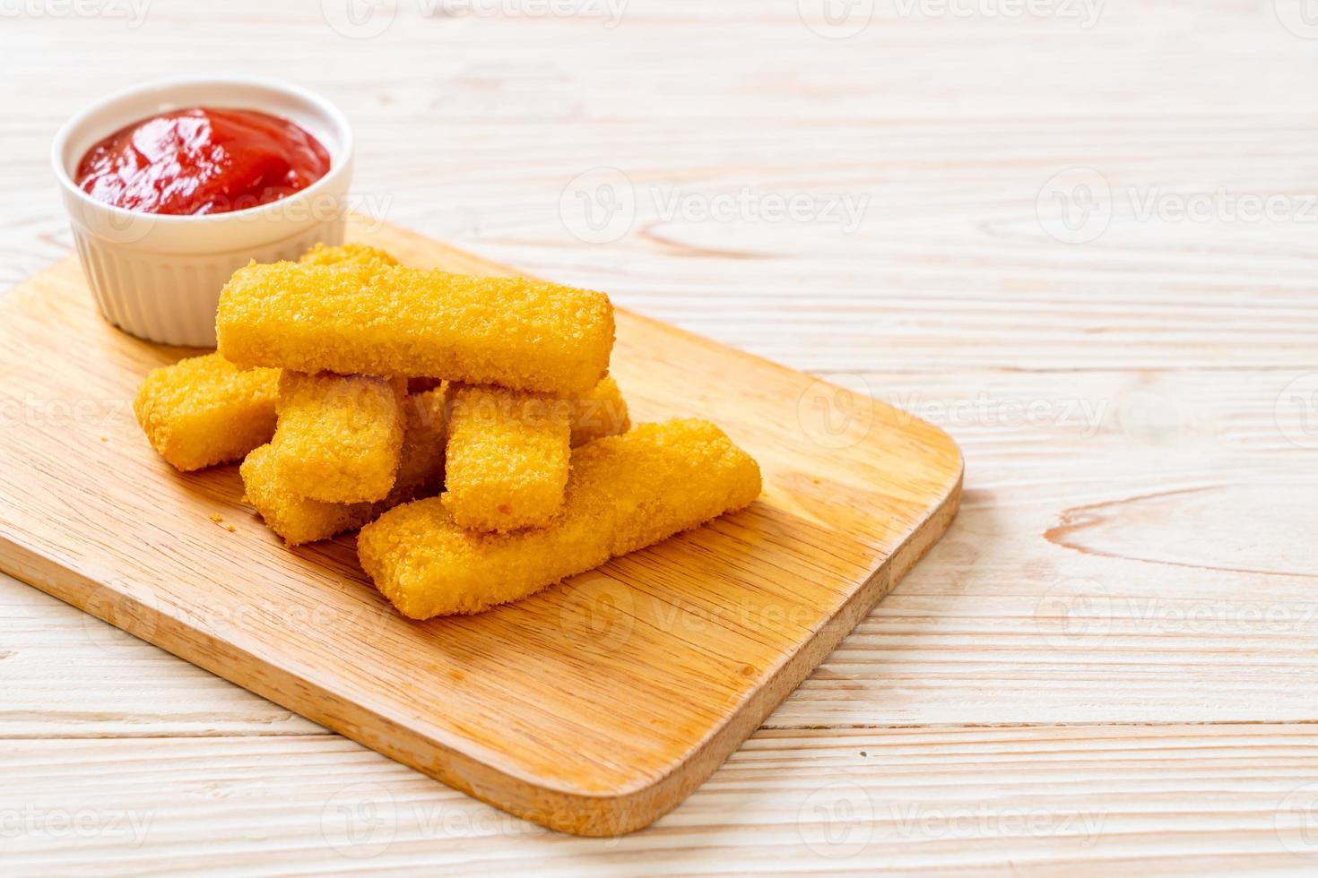 dedos crocantes de peixe frito com ketchup foto