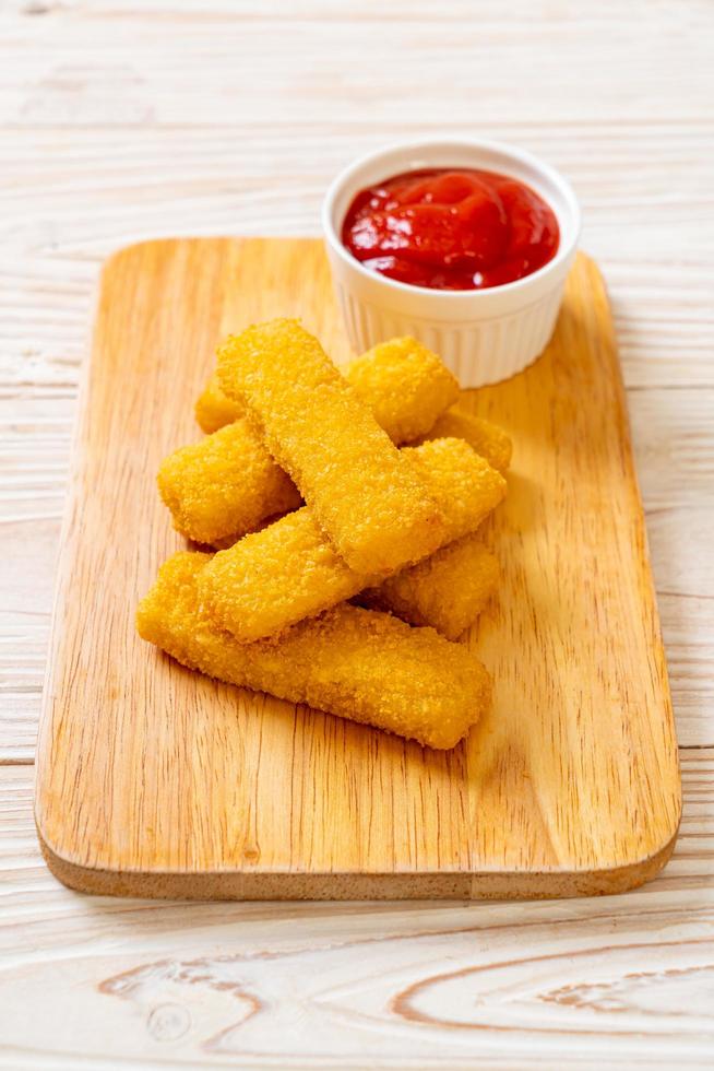 dedos crocantes de peixe frito com ketchup foto