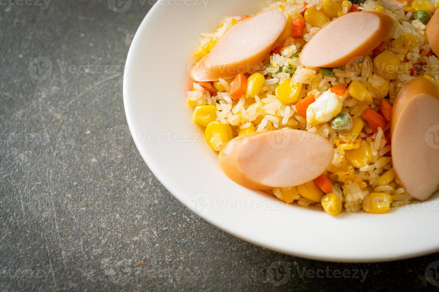 arroz frito com linguiça e vegetais mistos foto