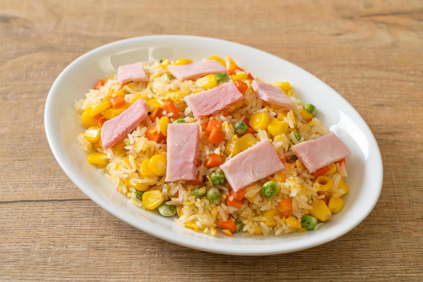 arroz frito caseiro com presunto e mistura de vegetais de cenoura e feijão verde foto