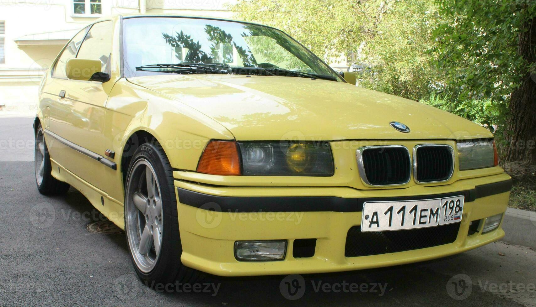 afundou Petersburgo Rússia - 02 09 2023 amarelo BMW e36 320i estacionado em a lado do a estrada foto