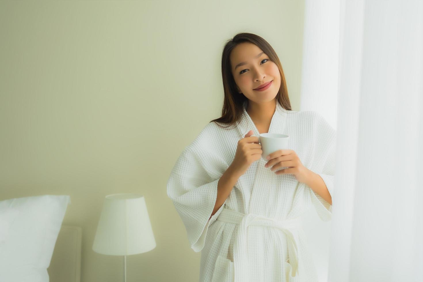 retrato de belas jovens mulheres asiáticas com uma xícara de café no quarto foto