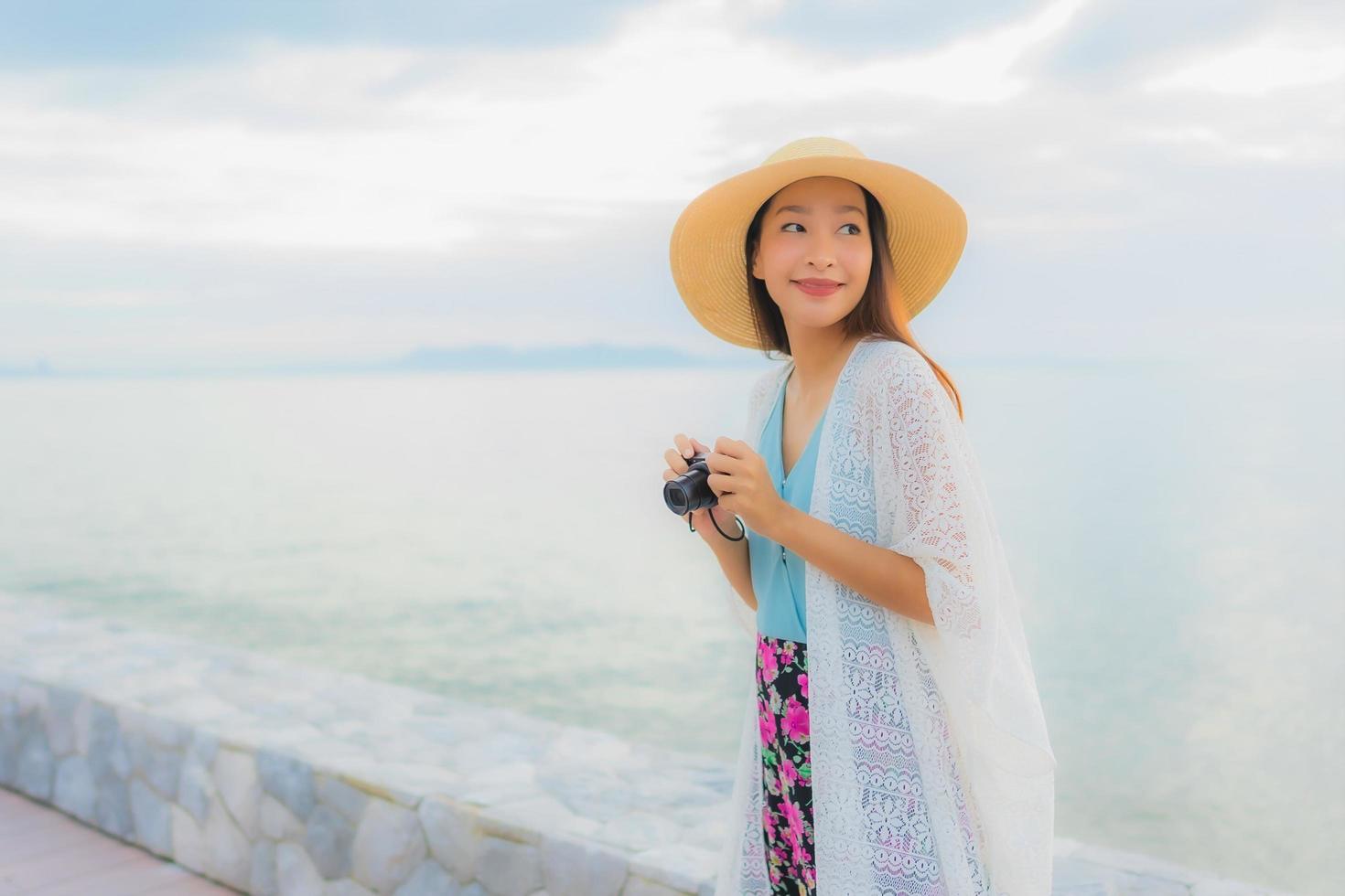 retrato lindas jovens mulheres asiáticas sorriso feliz relaxe em torno do mar, praia foto