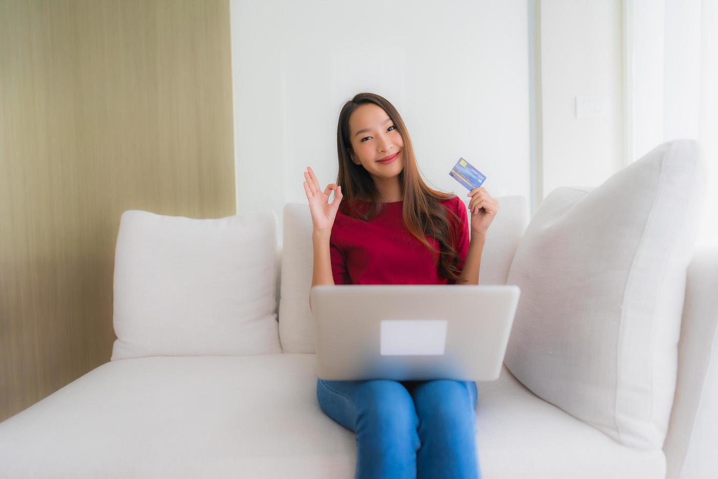retrato de belas jovens mulheres asiáticas usando computador laptop com celular e cartão de crédito foto