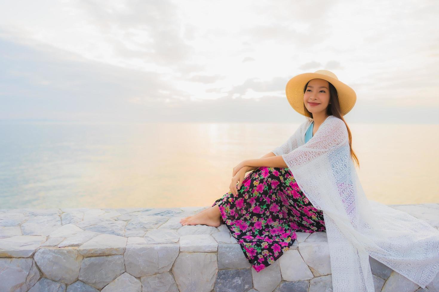 retrato lindas jovens mulheres asiáticas sorriso feliz relaxe em torno do mar, praia foto