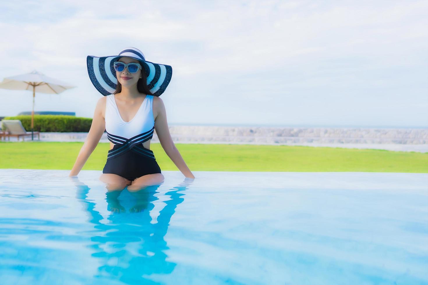 retrato lindas jovens mulheres asiáticas sorrindo feliz relaxando na piscina foto