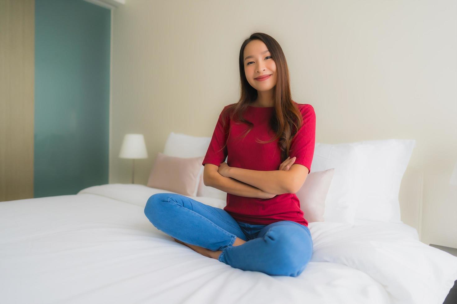 retrato de belas jovens mulheres asiáticas sorrindo feliz na cama foto