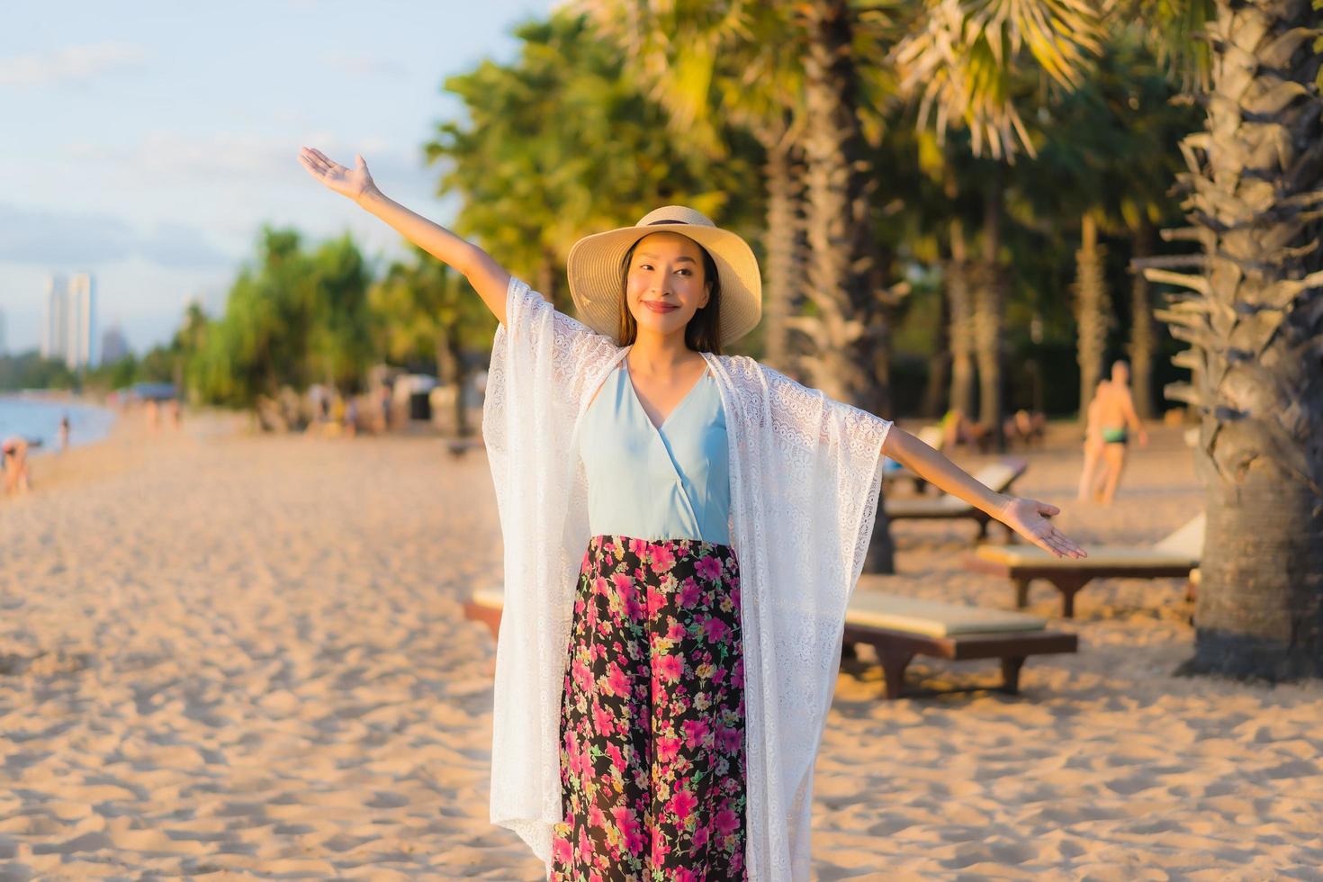 retrato lindas jovens mulheres asiáticas sorriso feliz relaxe ao redor da praia, mar foto