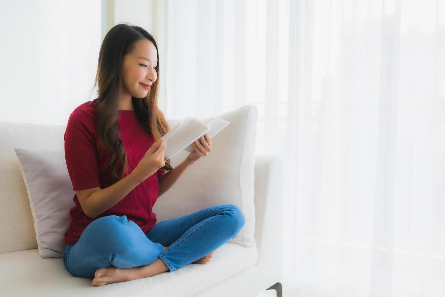 retrato de belas jovens mulheres asiáticas lendo livro na cadeira foto