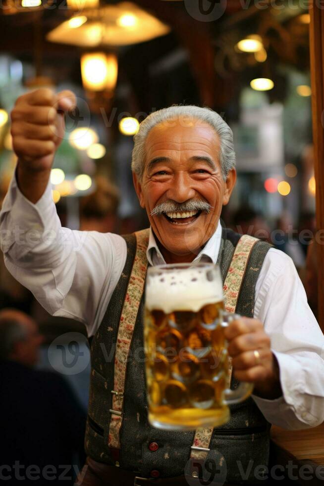pessoas dentro tradicional vestuário levantar Cerveja canecas dentro camaradagem Como a animado oktoberfest celebrações preencher Munique ruas com animar foto
