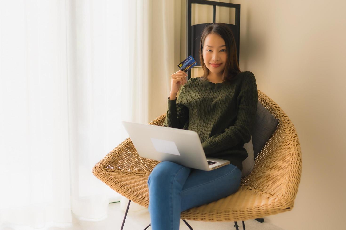 retrato de belas jovens mulheres asiáticas usando computador, laptop ou smartphone e celular com cartão de crédito para fazer compras online foto